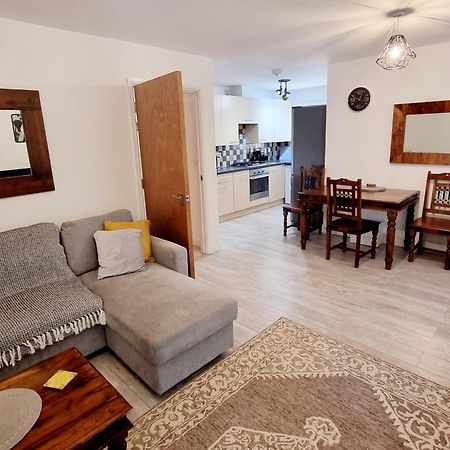 Spacious Two Bedroom Apartment With One Parking Space Thame Kültér fotó