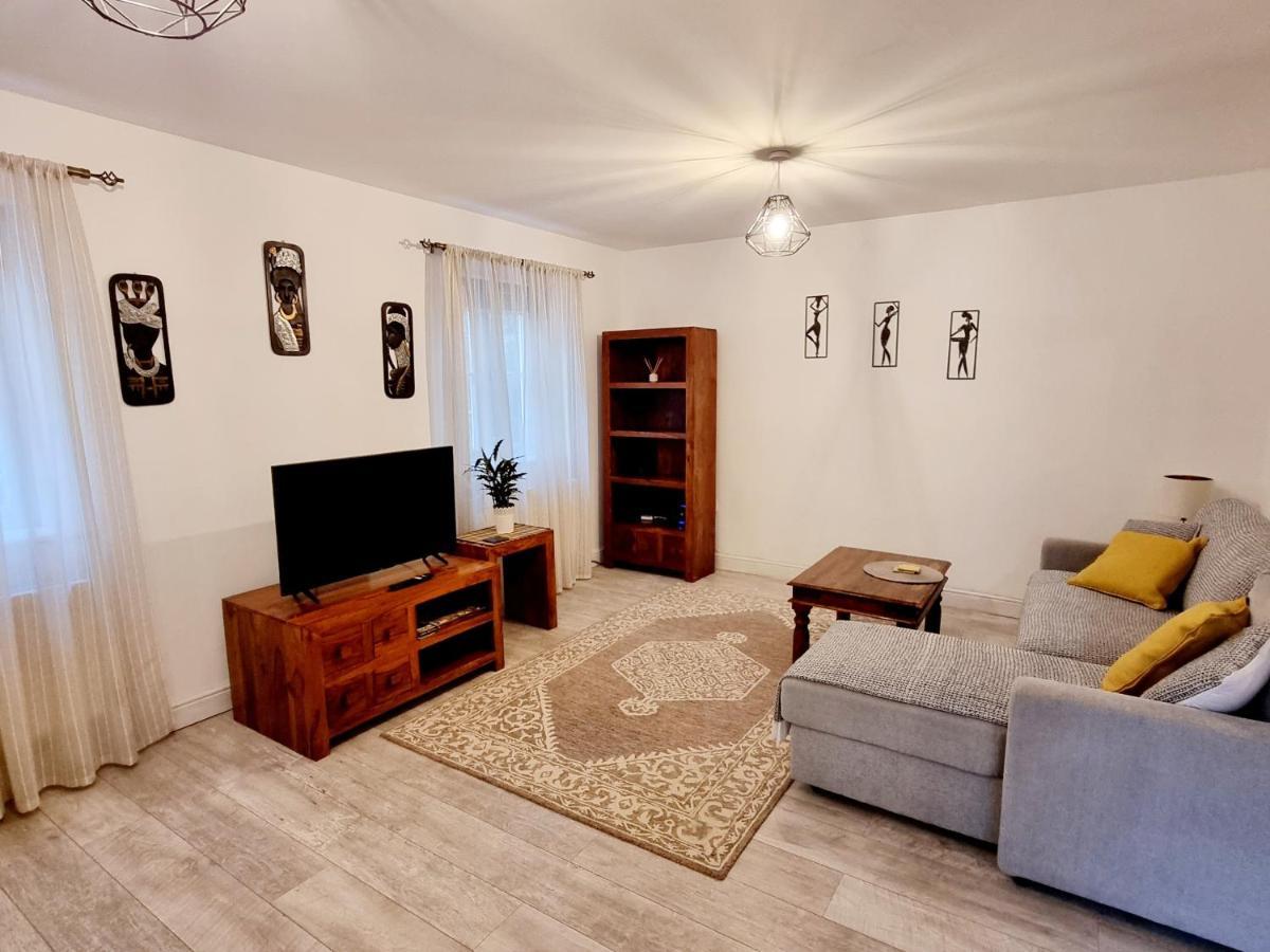 Spacious Two Bedroom Apartment With One Parking Space Thame Kültér fotó