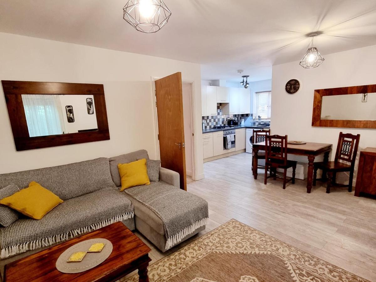 Spacious Two Bedroom Apartment With One Parking Space Thame Kültér fotó