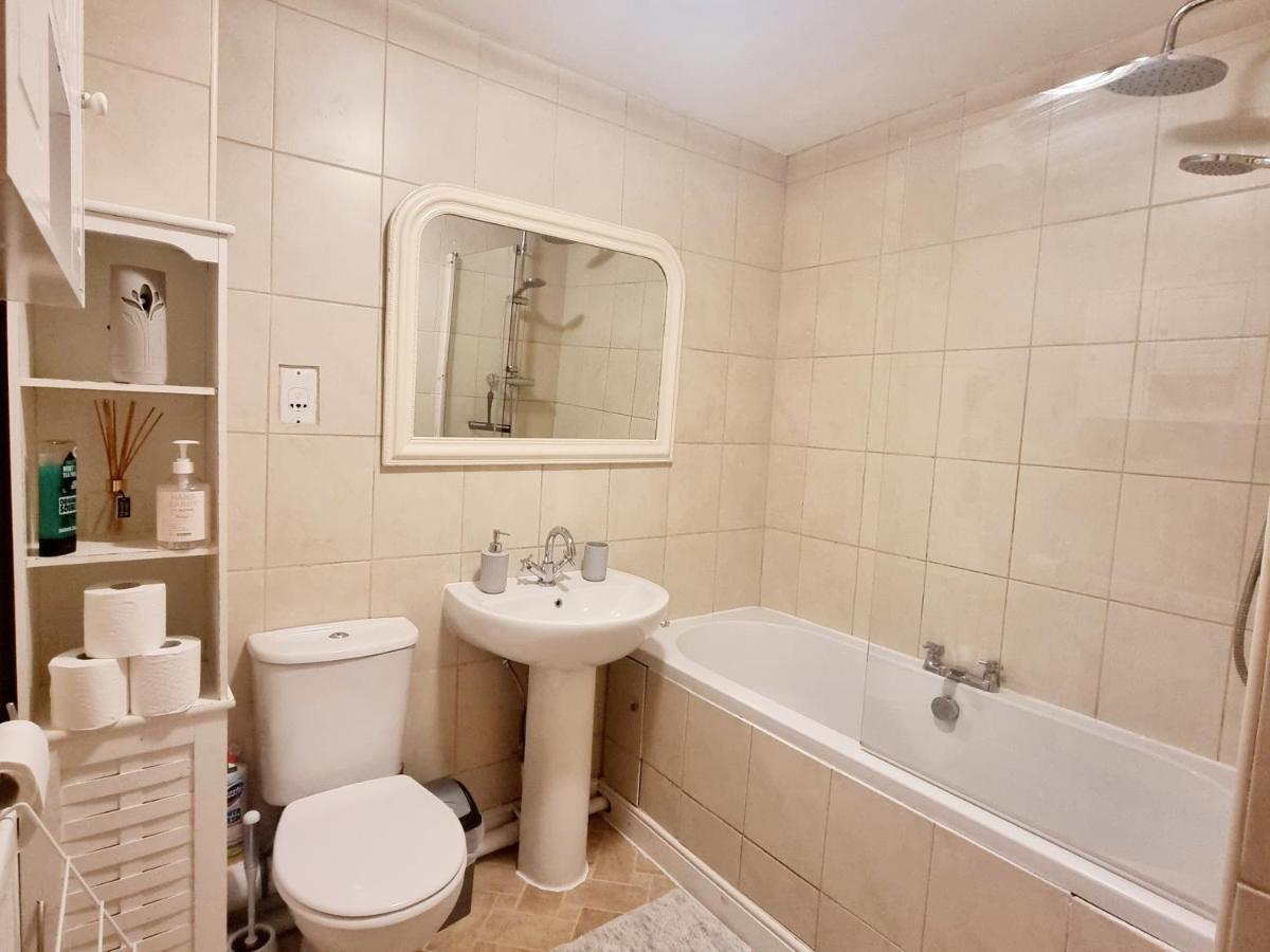 Spacious Two Bedroom Apartment With One Parking Space Thame Kültér fotó