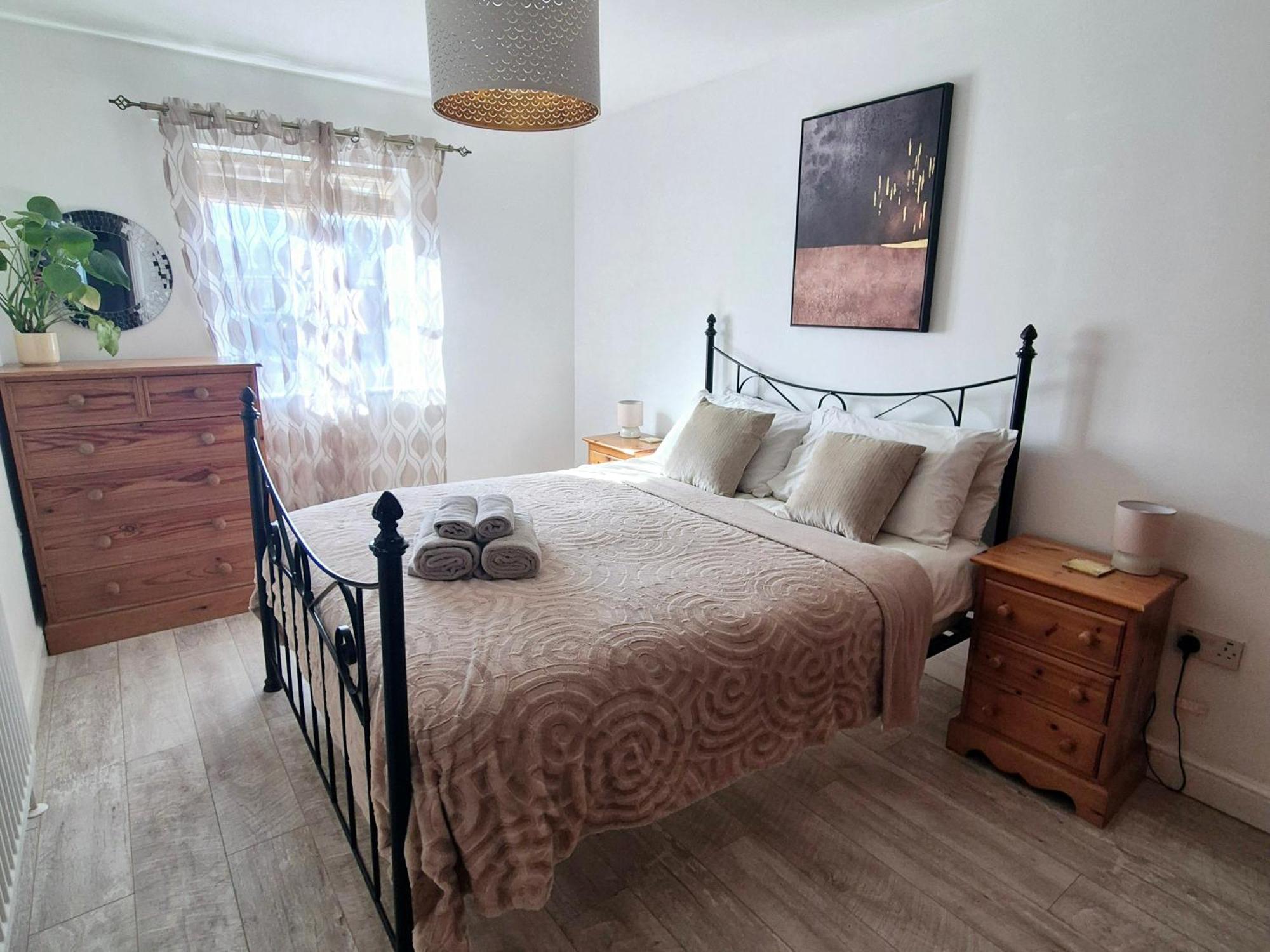 Spacious Two Bedroom Apartment With One Parking Space Thame Kültér fotó