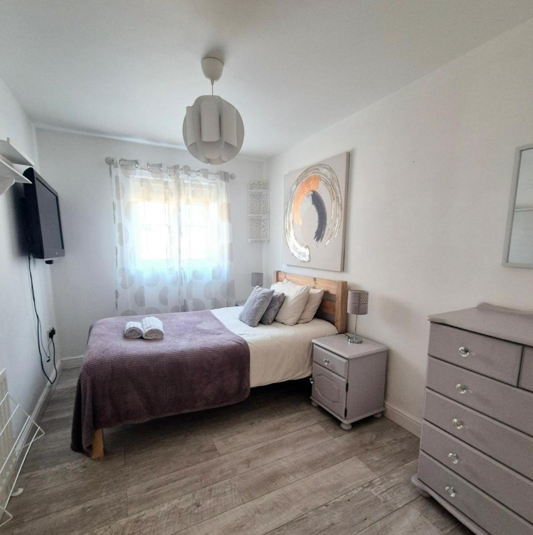 Spacious Two Bedroom Apartment With One Parking Space Thame Kültér fotó