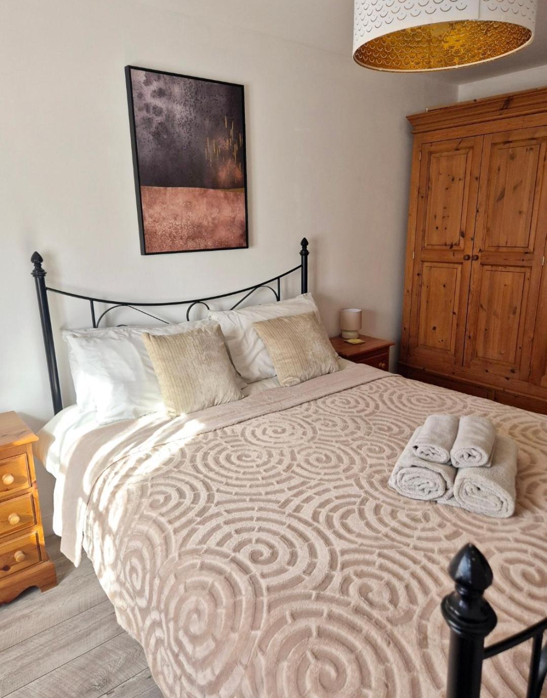 Spacious Two Bedroom Apartment With One Parking Space Thame Kültér fotó
